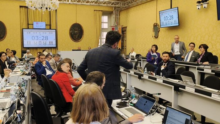 Urla e scontro in aula tra Rossi (Pd) e l'assessore Riboldi Urla e scontro in aula tra Rossi (Pd) e l'assessore Riboldi