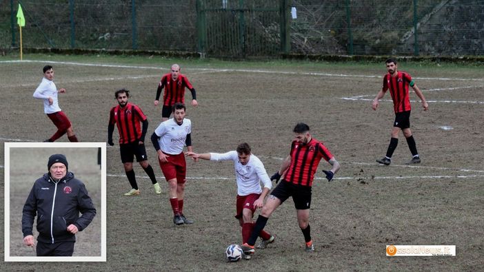 Un momento di Varzese-Omegna e nel riquadro Mauro Piemontesi, allenatore dei rossoneri Un momento di Varzese-Omegna e nel riquadro Mauro Piemontesi, allenatore dei rossoneri