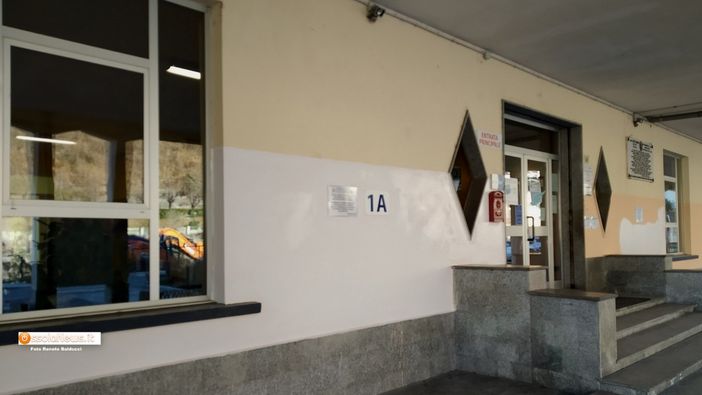 Cancellate le scritte 'no-vax' alla scuola Bagnolini