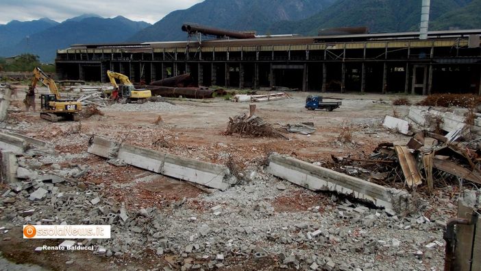Prosegue a Villadossola la demolizione dell'ex Sisma