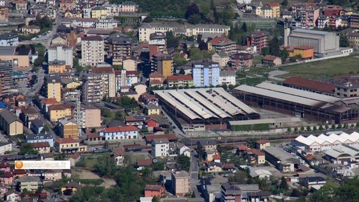 Nella foto: piazza mercato a Villadossola, dove è avvenuta l'aggressione