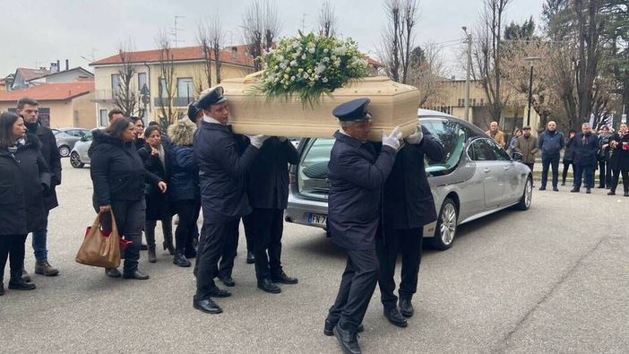 "Vanessa amava salire in alto e ora è sulle vette più alte. Una parola è poco e due sono troppe per esprimere il dolore" "Vanessa amava salire in alto e ora è sulle vette più alte. Una parola è poco e due sono troppe per esprimere il dolore"