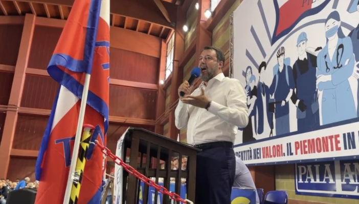 Salvini sul palco del congresso regionale della Lega