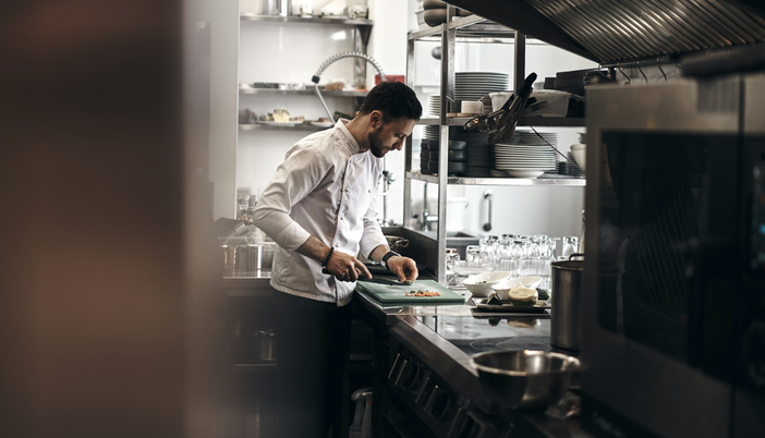 Stai pensando di aprire un ristorante? Non dimenticare l'attrezzatura! Guida 2025