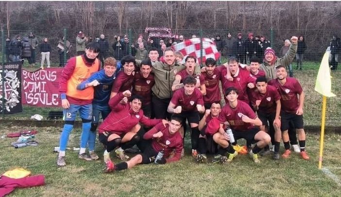 Foto di gruppo della Juventus Domo dopo la vittoria a Piedimulera