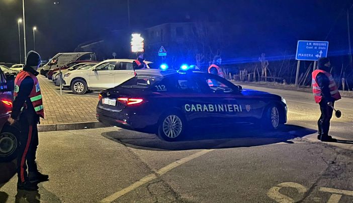Tampona un’auto e fugge: 24enne ubriaco rintracciato dai Carabinieri