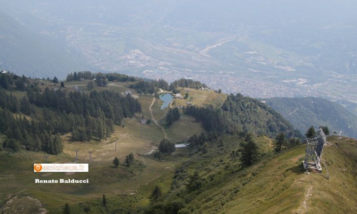 Nella foto: sulla destra l'antenna vista dalla croce di Moncucco