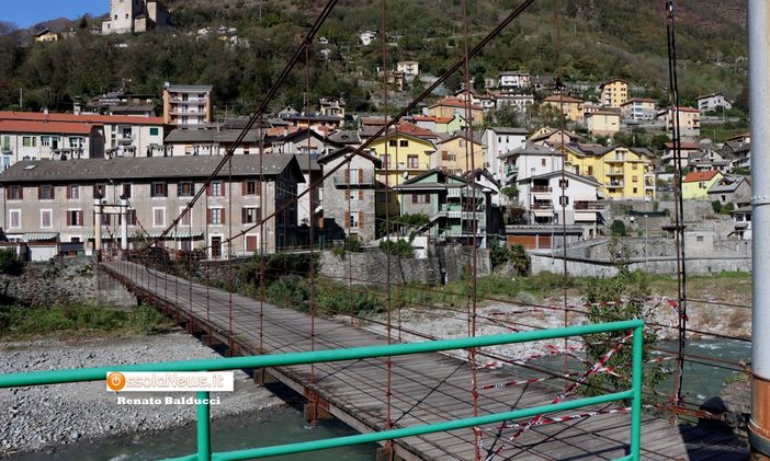 Cinque giorni di lavoro e la passerella sull'Ovesca tornerà sicura Cinque giorni di lavoro e la passerella sull'Ovesca tornerà sicura