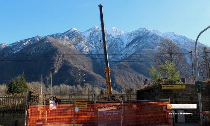 Si lavora a Pallanzeno per posare il nuovo ponte sul canale