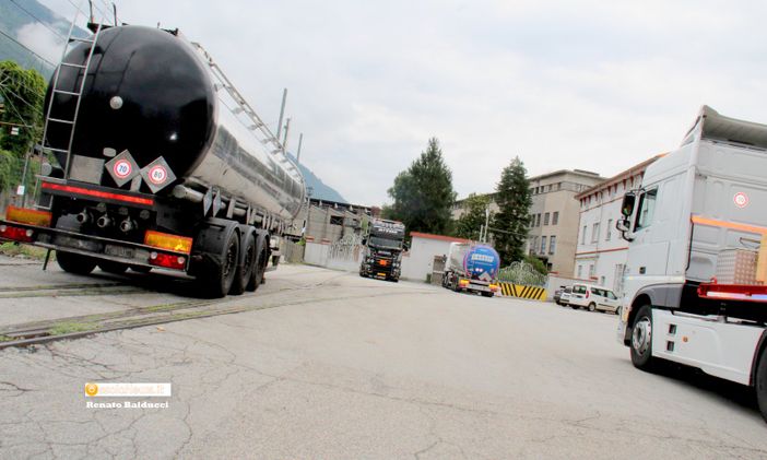 Rifiuti abbandonati lungo la ferrovia davanti alla Vinavil Rifiuti abbandonati lungo la ferrovia davanti alla Vinavil