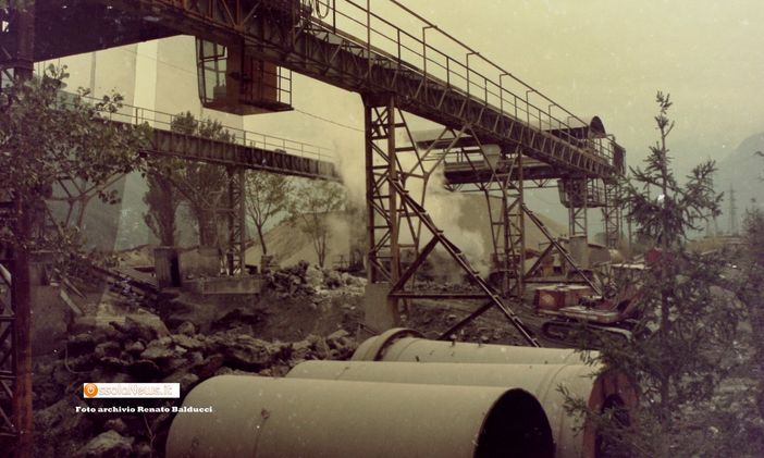 Nelle foto: la Resider quando era in attività tra fine Anni Ottanta e inizio Anni Novanta e l'area che oggi viene spianata per essere recuperata