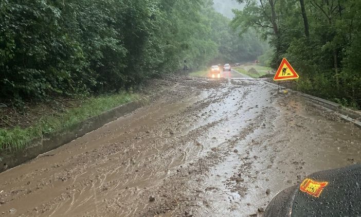 Maltempo in Ticino, frane e strade chiuse. Esondato un torrente: evacuate venti persone a Manno Maltempo in Ticino, frane e strade chiuse. Esondato un torrente: evacuate venti persone a Manno