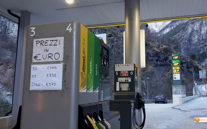 Carburanti, non c'è coda per fare il pieno in Svizzera Carburanti, non c'è coda per fare il pieno in Svizzera