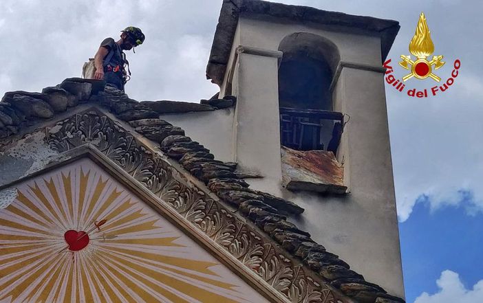 Torre del campanile della chiesa di Santa Marta a Vogogna danneggiata da un fulmine Torre del campanile della chiesa di Santa Marta a Vogogna danneggiata da un fulmine