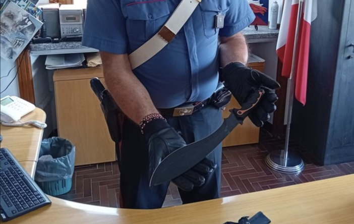 Fermato dai carabinieri in possesso di un machete: denunciato un minorenne ossolano Fermato dai carabinieri in possesso di un machete: denunciato un minorenne ossolano
