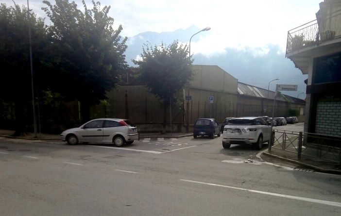 Foto: l'incrocio tra via Sempione e via Valdrè, dove sorgerà il parcheggio