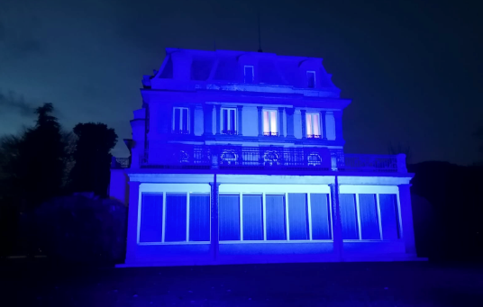 La Prefettura illuminata di azzurro