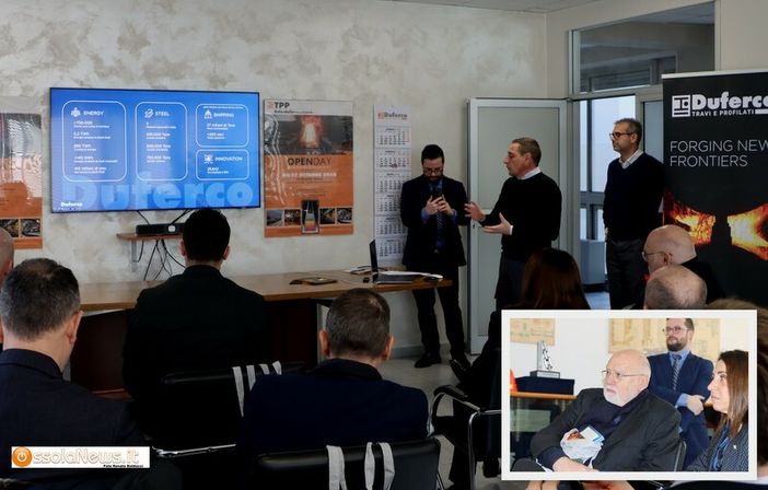 Un momento dell'incontro alla Travi e Profilati; nel riquadro Antonio Gozzi