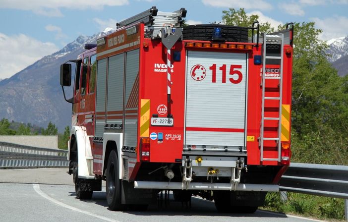 Malesco, auto va sbattere contro il guard rail