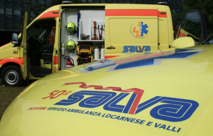 Incidente nel locarnese, 80enne rimane incastrato sotto la sua auto ribaltata