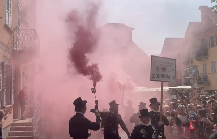 Grande successo per la sfilata degli spazzacamini VIDEO Grande successo per la sfilata degli spazzacamini VIDEO