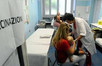 Tumori, nelle Marche 11mila casi l'anno, Aiom 'ogni paziente si sottoponga a 5 vaccinazioni'