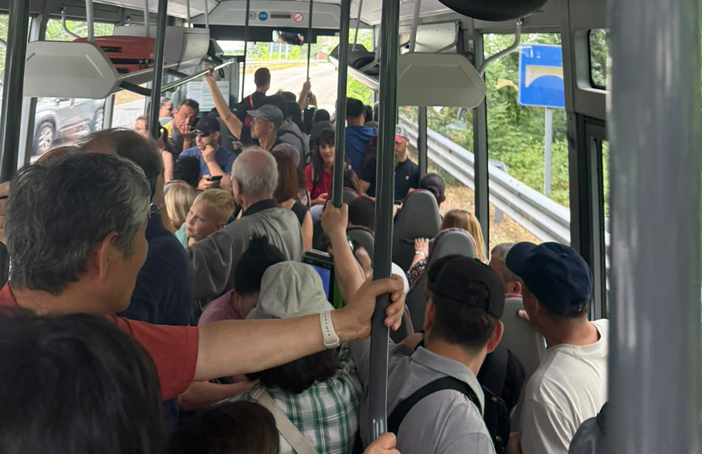Bus sostitutivi Domodossola-Iselle, la protesta dei frontalieri: "Viaggi in condizioni inaccettabili"