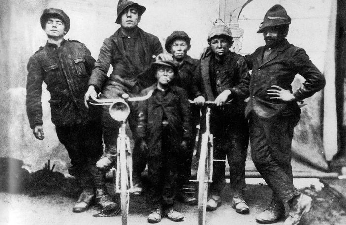 Lo spazzacamino, un mestiere antico e duro che celebra la fatica e i sacrifici Lo spazzacamino, un mestiere antico e duro che celebra la fatica e i sacrifici