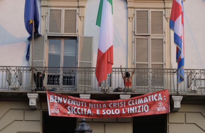 Ambientalisti scalano il palazzo della Regione e si incatenano al balcone: "La siccità è solo l'inizio" Ambientalisti scalano il palazzo della Regione e si incatenano al balcone: "La siccità è solo l'inizio"