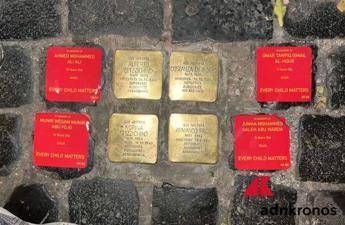 Roma, adesivi rossi con i nomi dei morti di Gaza accanto alle pietre d'inciampo