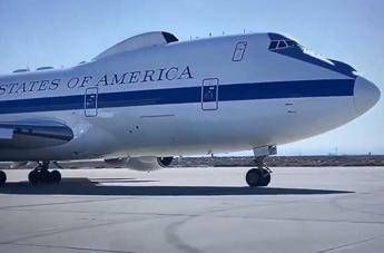 Stati Uniti, il 'segnale': l'aereo 'dell'apocalisse' di Trump si muove Stati Uniti, il 'segnale': l'aereo 'dell'apocalisse' di Trump si muove