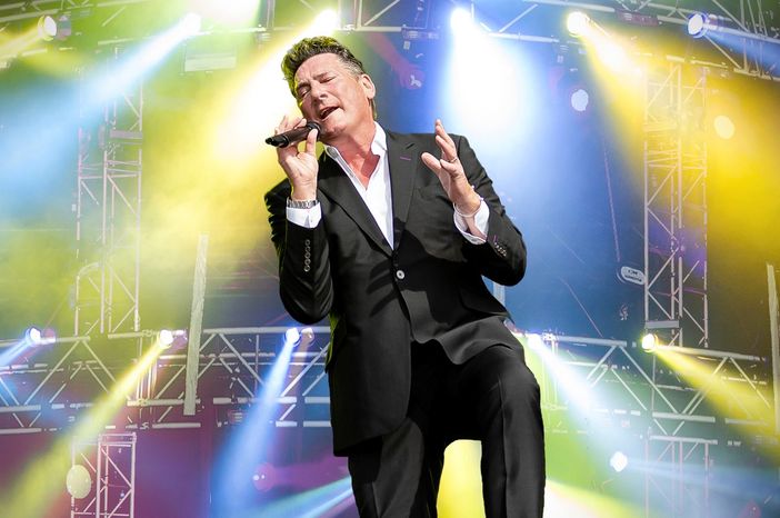 Tones Teatro Natura, Tony Hadley in concerto con la Cm Orchestra