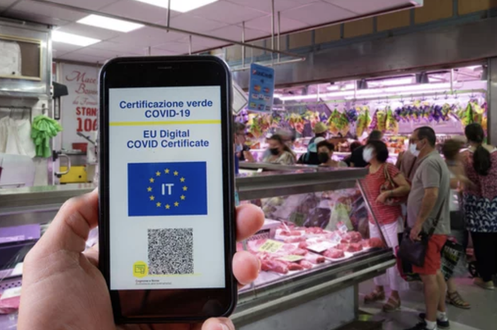 Green pass, il Garante della Privacy: baristi e ristoratori possono controllare i documenti