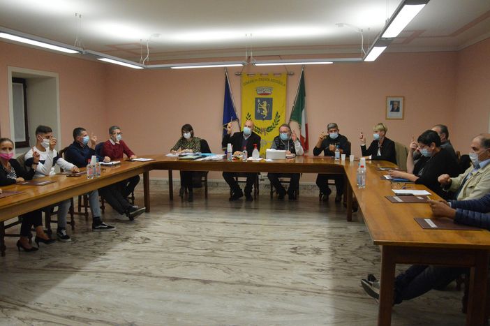 La minoranza si scaglia contro il sindaco: &quot;Sul Piano Commerciale dimostra  la sua scorrettezza istituzionale