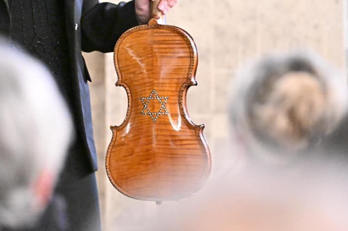 "Musica per non dimenticare", a Domodossola suona il violino della Shoah "Musica per non dimenticare", a Domodossola suona il violino della Shoah