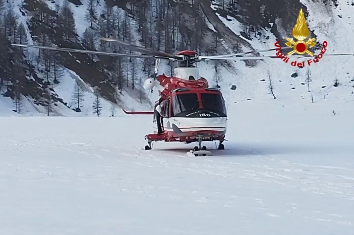 Escursionisti in difficoltà sulla neve, intervento dei Vigili del fuoco con l'elicottero VIDEO