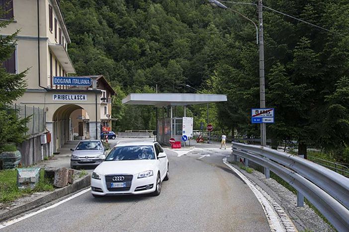 Nuova ordinanza del ministro Speranza sugli arrivi dall'estero: resta la deroga per i frontalieri Nuova ordinanza del ministro Speranza sugli arrivi dall'estero: resta la deroga per i frontalieri