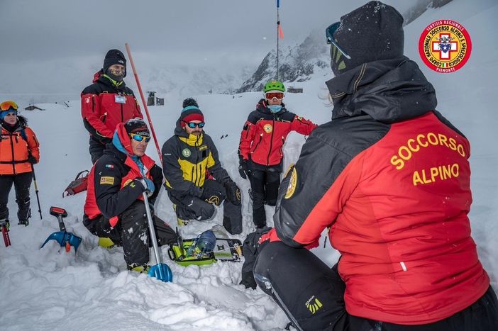 Nuovi defibrillatori Dae per le 51 stazioni del Soccorso Alpino Nuovi defibrillatori Dae per le 51 stazioni del Soccorso Alpino