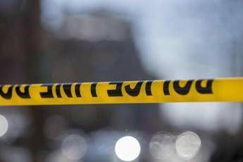 Minneapolis, si finge poliziotto e spara: uccisi deputata dem e marito, ferito senatore Minneapolis, si finge poliziotto e spara: uccisi deputata dem e marito, ferito senatore