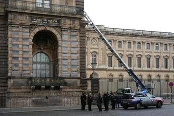 Una coppia con figli e altri piccoli criminali, ecco chi sono gli autori del colpo al Louvre