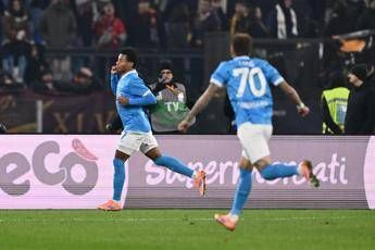 Roma-Napoli 0-1, Conte sorpassa con Neres e si prende il primo posto
