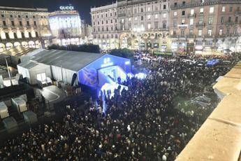 Milano, Duomo in tilt per l'Albero di Natale: folla, code e proteste: "Situazione fuori controllo"