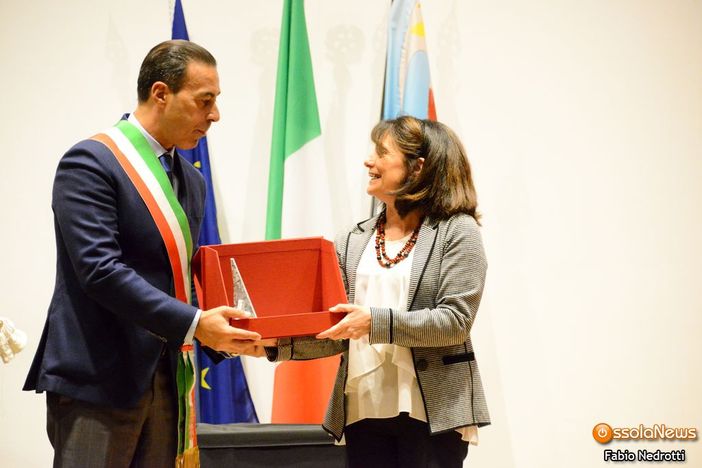 Consegnato ad Antonella Braga il premio Repubblica dell'Ossola FOTO e VIDEO