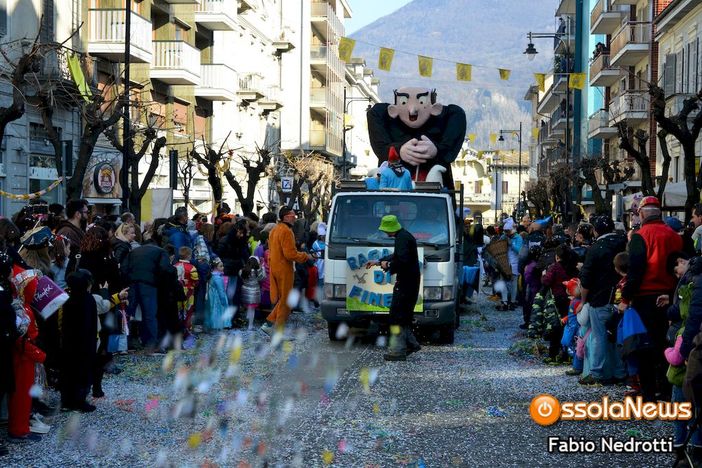 Domodossola prepara il Carnevale: la consegna delle chiavi sul balcone del Comune Domodossola prepara il Carnevale: la consegna delle chiavi sul balcone del Comune