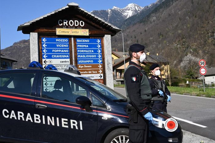 Insulta e minaccia un ausiliario della sosta, denunciato uno straniero 23enne