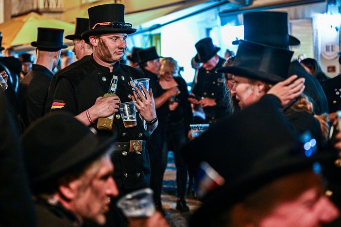 La "Notte nera" anima le vie di Santa Maria Maggiore in attesa degli spazzacamini La "Notte nera" anima le vie di Santa Maria Maggiore in attesa degli spazzacamini