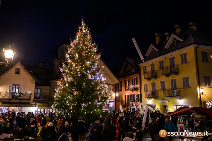 Santa Maria Maggiore gremita per l'accensione dell'albero di Natale FOTO