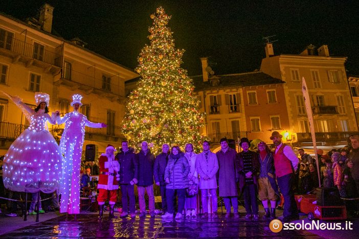 Acceso l'albero di piazza Mercato, a Domo è conto alla rovescia in attesa del Natale FOTO E VIDEO