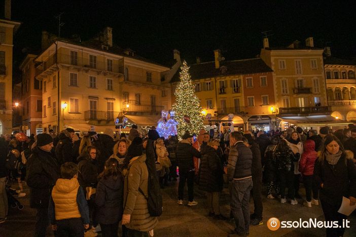 Conto alla rovescia per l'accensione dell'albero di Natale in piazza Mercato