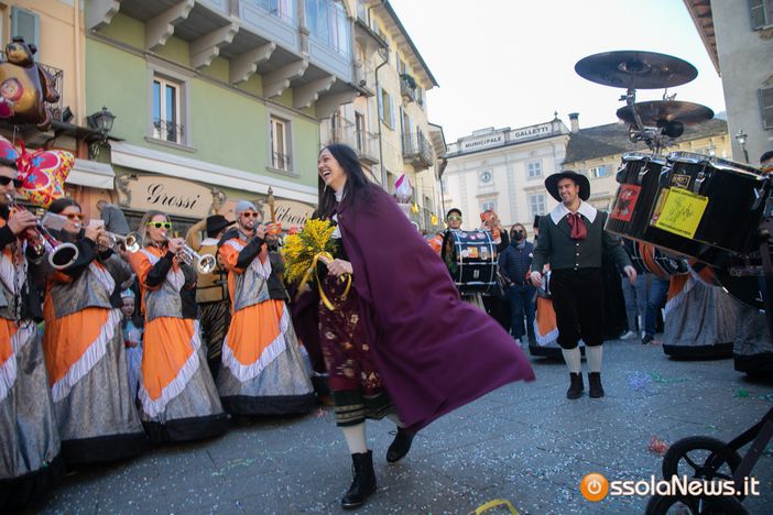 In piazza a Domo è festa con il comitato Pulenta e Sciriuii. Tantissima gente per la distribuzione di polenta e salamini FOTO In piazza a Domo è festa con il comitato Pulenta e Sciriuii. Tantissima gente per la distribuzione di polenta e salamini FOTO